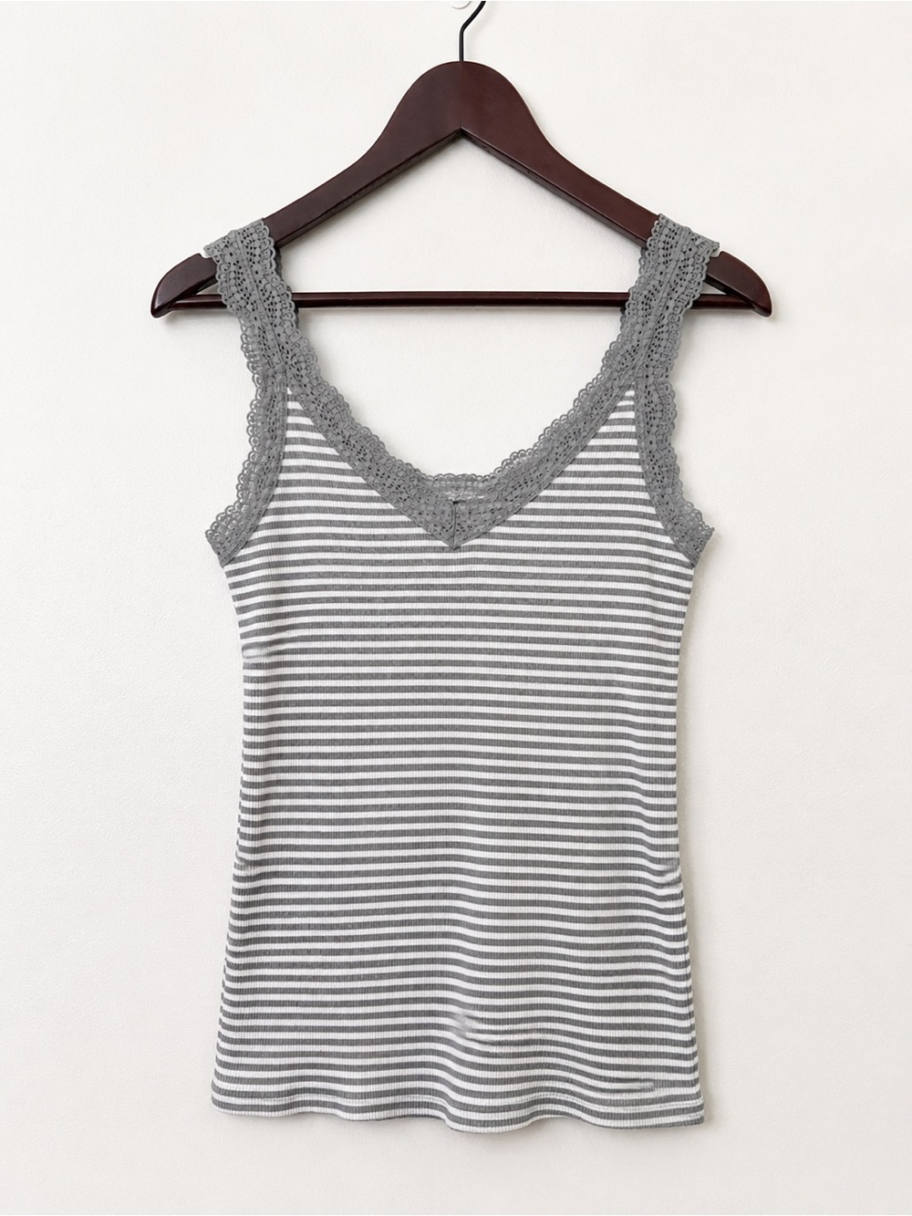 UNIQLO Gray White Striped Lace Trim Stretch Tank Top Size S NWOT